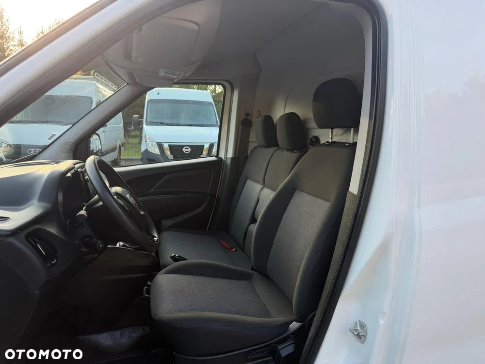 Fiat DOBLO / 1.6D / FV23% / NAJBOGATSZA WERSJA / 3 OSOBOWY / NAVI / CARPLAY - miniatura 17
