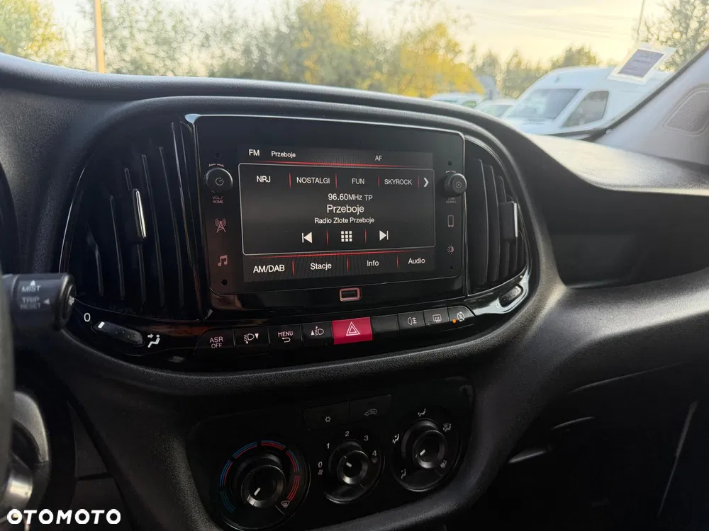 Fiat DOBLO / 1.6D / FV23% / NAJBOGATSZA WERSJA / 3 OSOBOWY / NAVI / CARPLAY - miniatura 21